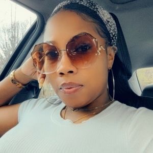 Meet your Posher, Monique